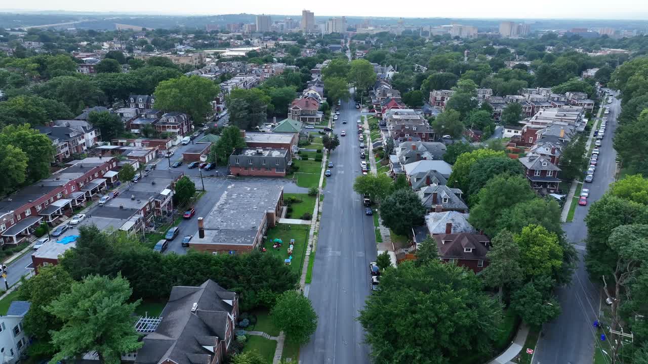 Città negli Stati Uniti con lo skyline del centro in lontananza
