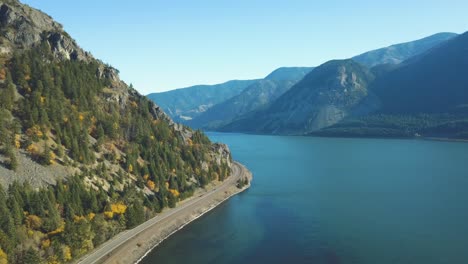 Vista-De-Pájaro-De-La-Carretera-Del-Río-Columbia-En-Oregon---Washington-Y-Del-Parque-Del-Valle-De-La-Casa-En-Otoño-Con-Coloridos-árboles-Amarillos-Y-Naranjos---4k