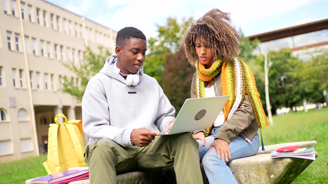 Étudiants collaborant sur le campus avec un ordinateur portable
