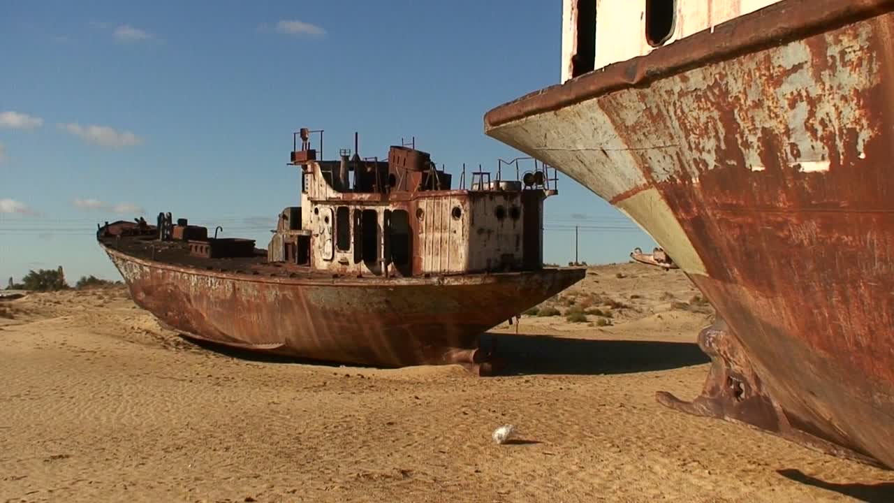 오래된 버려진 배는 카자흐스탄이나 우즈베키스탄의 아랄 해라는 생태 재앙을 의미합니다.