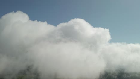 vista aérea escénica de grandes nubes blancas