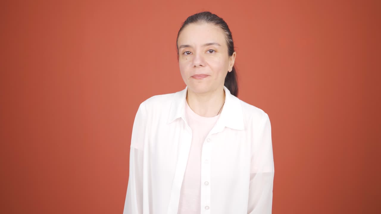 그녀가 듣는 소식을 좋아하지 않는 여성은 승인하지 않습니다.