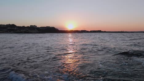 Toma-Aérea-De-La-Puesta-De-Sol-Sobre-El-Puerto-Lozenets,-Bulgaria,-Filmada-Por-Drones-Volando-Hacia-El-Sol-Sobre-El-Agua-Del-Mar