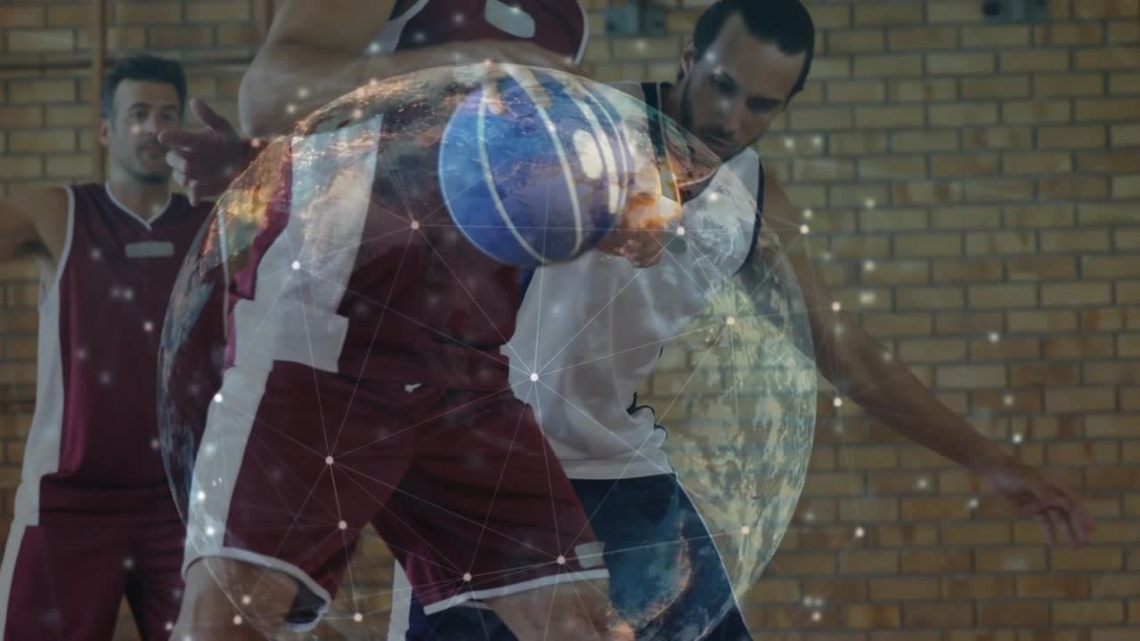 Guarda grená protegendo bola de basquete azul driblando e protegendo a bola sob sobreposição de globo.
