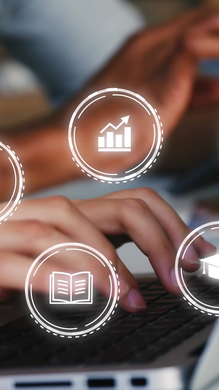 Animazione di più icone in cerchi su diversi colleghi che usano laptop e cellulari in ufficio.