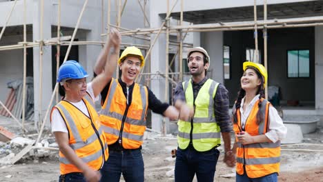 cuatro ingenieros civiles están coordinando a mano
