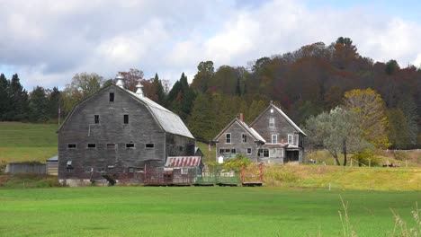 un granero y una casa de campo bastante antiguos en la zona rural de vermont