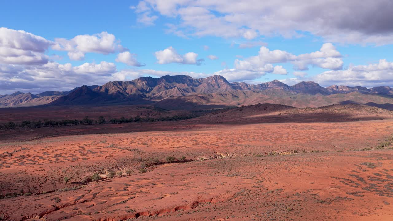 Güney Avustralya, Flinders Ranges çölü ve dağlarının bulutlu gökyüzü ile drone çekimi