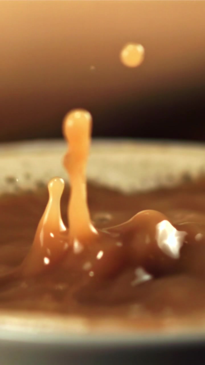 Nærbillede af sprøjtende kaffedråber i slowmotion