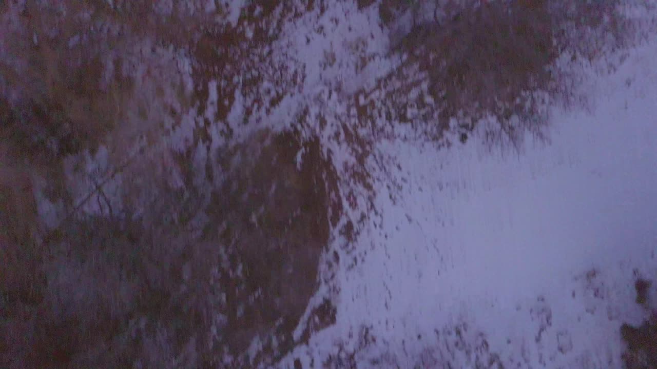 dron panorámico desde un pueblo de montaña durante la puesta de sol en españa