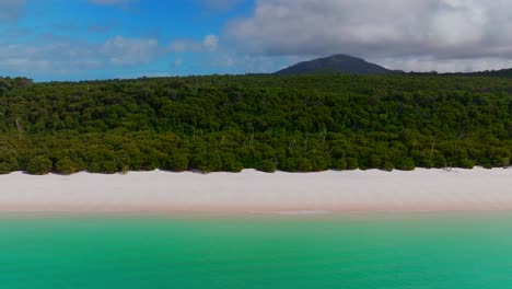 Playa-Whitehaven,-Playa-De-Arena-Blanca,-Frente-A-La-Playa,-Dron-Aéreo,-Isla-Whitsundays,-Australia,-Soleado,-Sol,-Cielo-Azul,-Gran-Barrera-De-Coral-Exterior,-Azul-Claro,-Aguamarina,-Océano,-Arbusto,-Sereno,-Parque-Nacional,-Movimiento-Lento-Ascendente