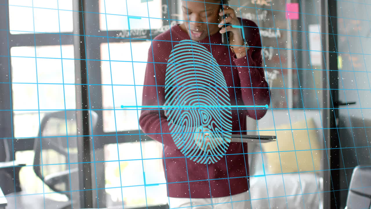 animación de iconos de candados y huellas dactilares biométricas sobre empresario afroamericano en la oficina