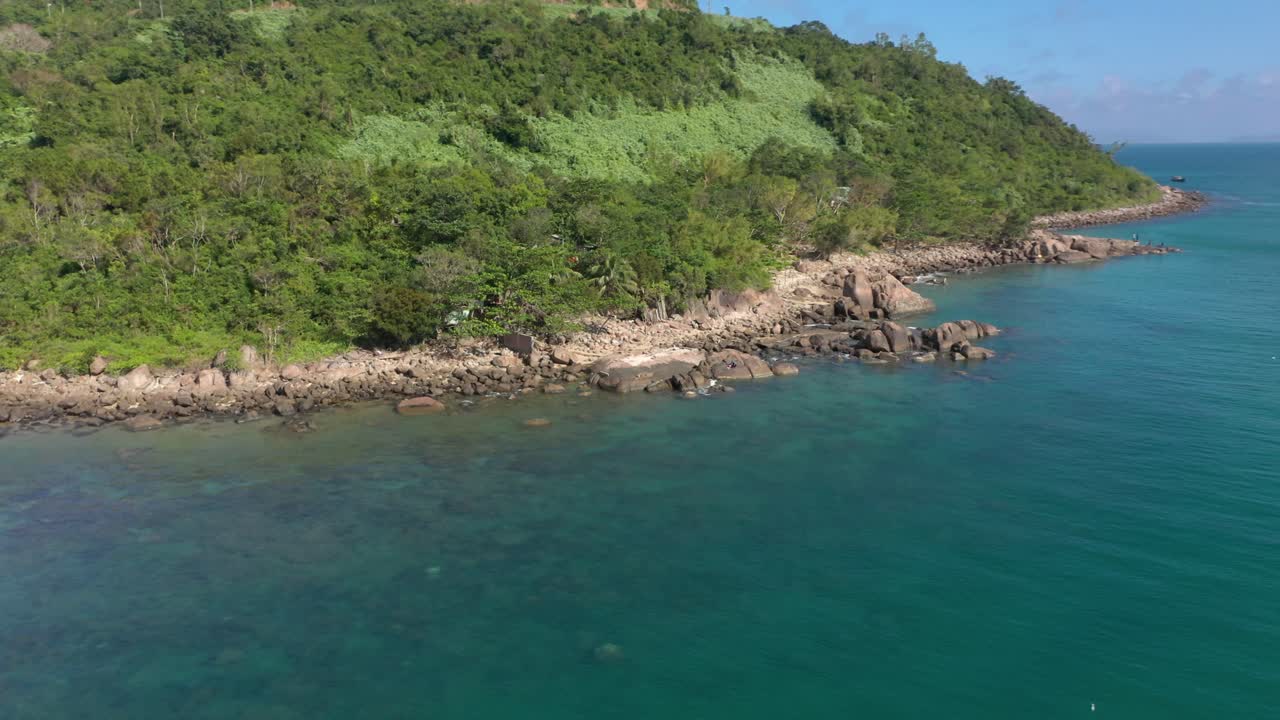 antena de la hermosa costa con agua azul cristalina y pequeños barcos de pesca y pescadores en el sudeste asiático