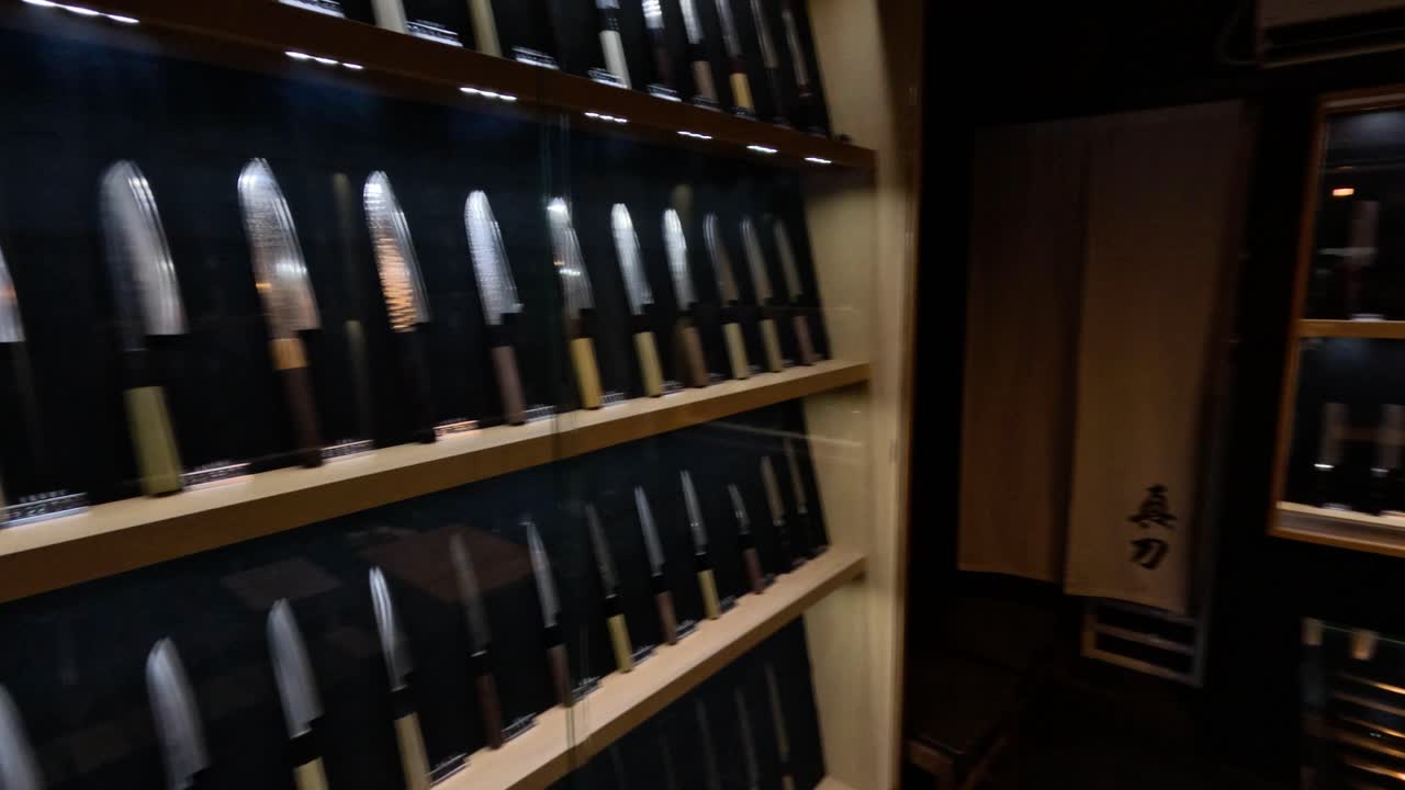 京都の店に陳列された様々な刃物
