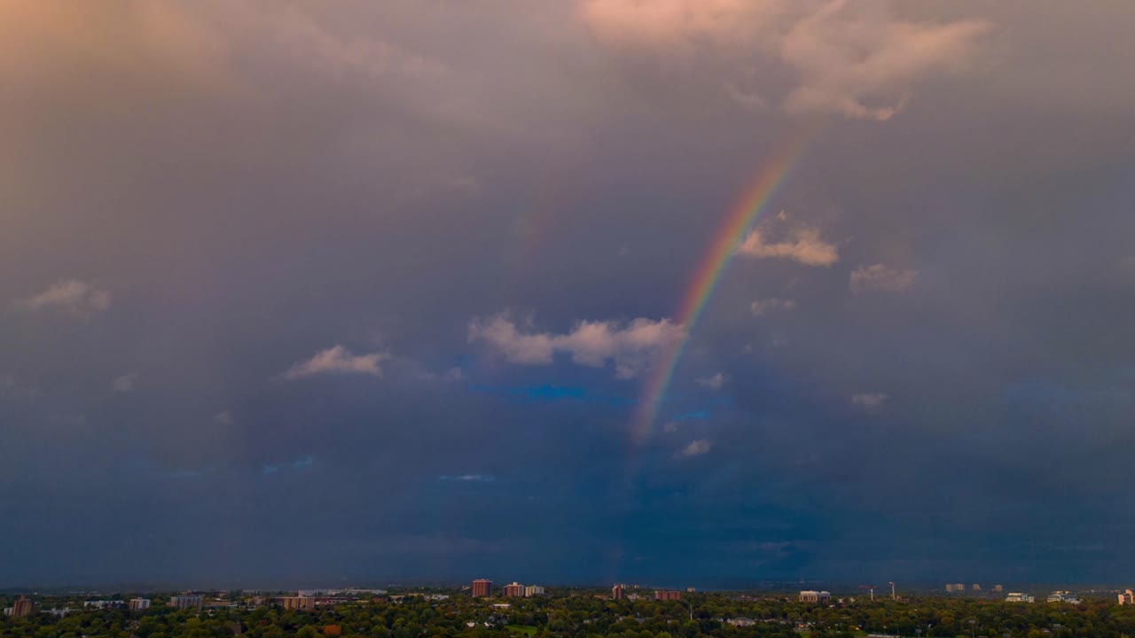 timelapse aéreo de un arco iris con nubes