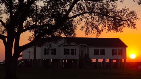 Houses-in-Louisiana-are-built-on-stilts-to-prevent-flooding-from-broken-levies-6