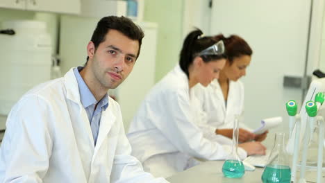 Estudiantes-De-Química-Trabajando-Juntos-En-Un-Experimento