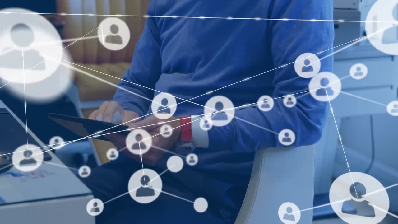 animación de una red de iconos de perfil contra la sección media de un hombre que usa una tableta digital en la oficina