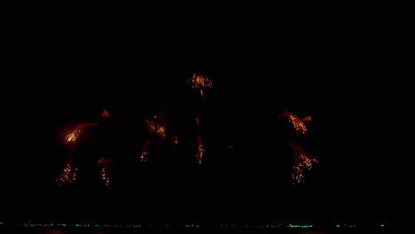 gran número de fotos de fuegos artificiales durante la víspera de año nuevo que se disparan en la costa