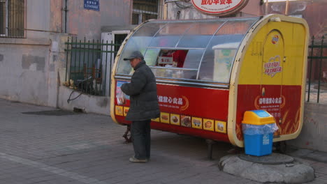 现代中国的一条街道上的一间非常小的食品摊位