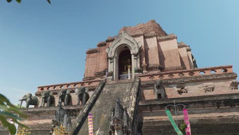 4K-Cinematic-landscape-footage-of-the-buddhist-temple-monument-of-Wat-Chedi-Luang-in-the-old-town-of-Chiang-Mai,-Thailand-on-a-sunny-day