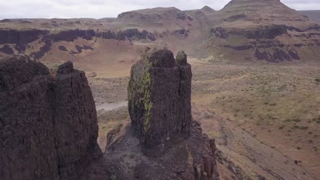 Twin-Sisters-rock-formation-in-rugged,-arid,-rural-Washington-state