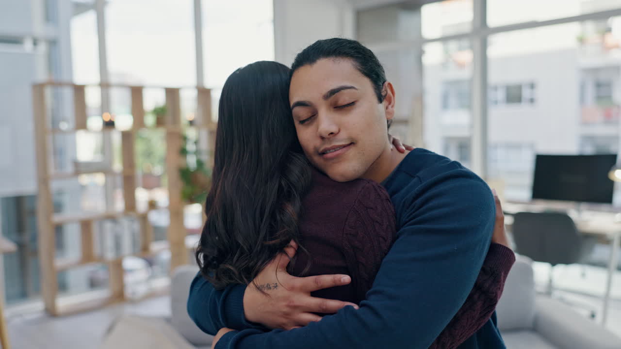 confianza, amor o abrazo de pareja feliz en la vida en casa
