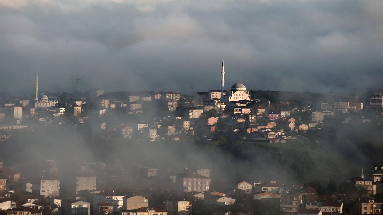 Yamaçta Camili Sisli Kasaba