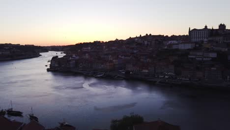 Panorámica-Desde-El-Puente-Ponte-Luis-I-Hasta-La-Impresionante-Puesta-De-Sol-Sobre-Ribeira-Y-El-Río-Duero-En-Porto,-Portugal