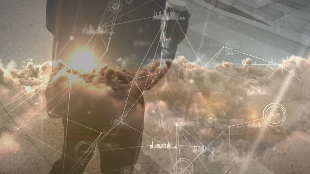 animación del procesamiento de datos sobre un hombre de negocios afroamericano caminando