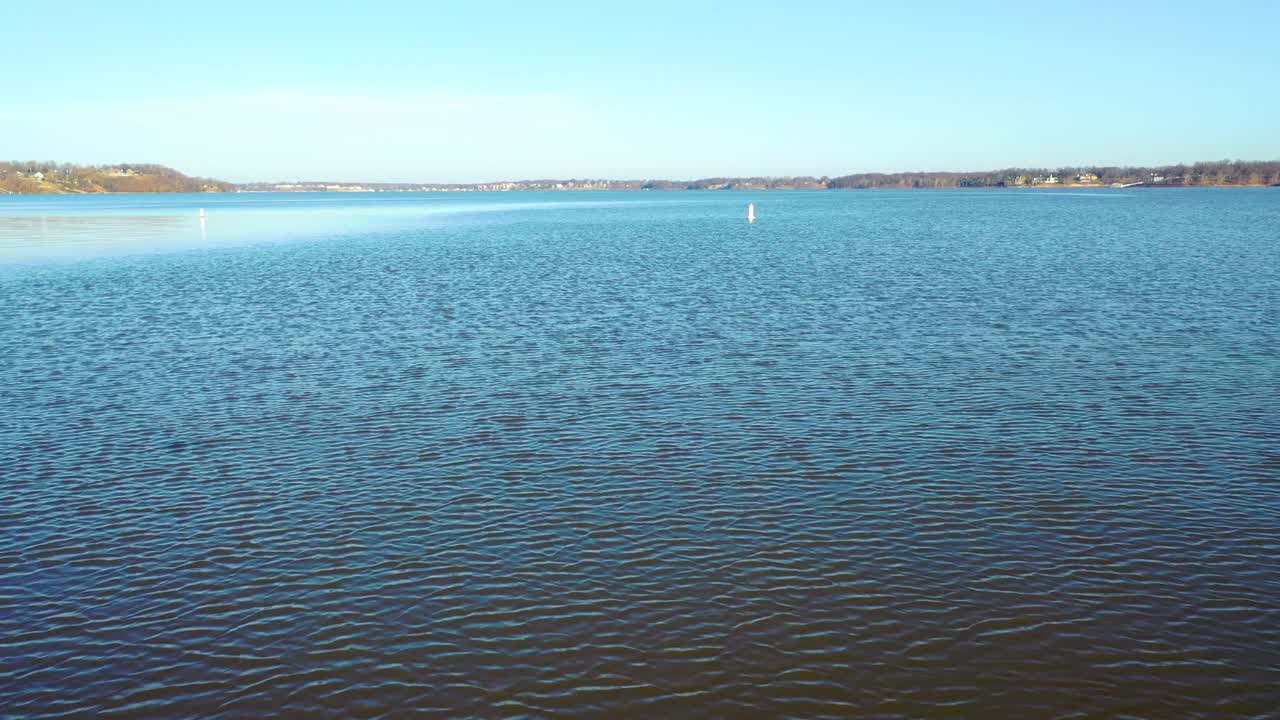 punto de vista de un barco conduciendo hacia dos boyas flotantes sin estela en el lago table rock en el medio oeste de missouri