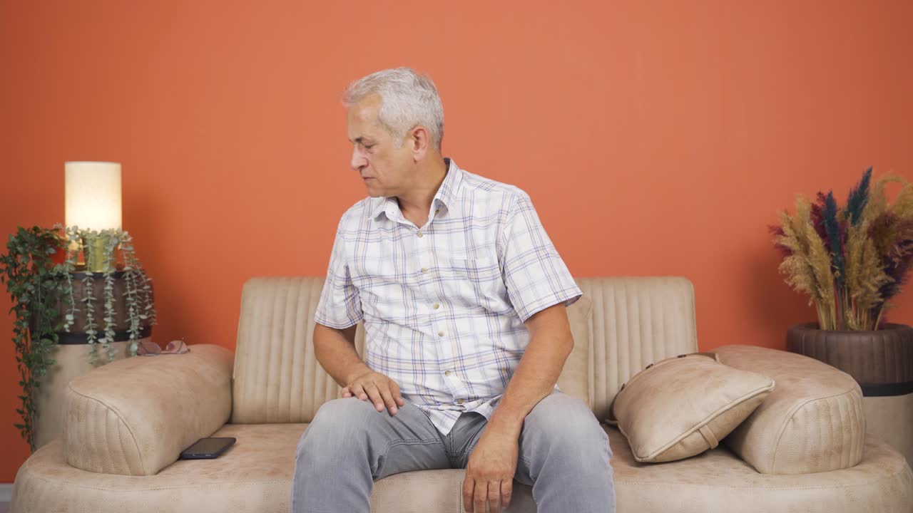 L'uomo che sente cattivo odore è disturbato e disgustato.
