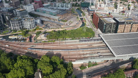 Blick-Aus-Der-Vogelperspektive-Auf-Den-Langen-Personenzug,-Der-Durch-Die-Stadt-Fährt.-Moderne-Hochgeschwindigkeitseinheit,-Die-Den-Bahnhof-St.-Pancras-Verlässt.-Filmmaterial-Nach-Unten-Kippen.-London,-Vereinigtes-Königreich