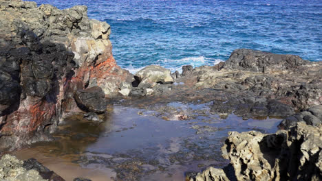 cámara lenta del espiráculo nakalele explotando en rocas en maui, hawaii
