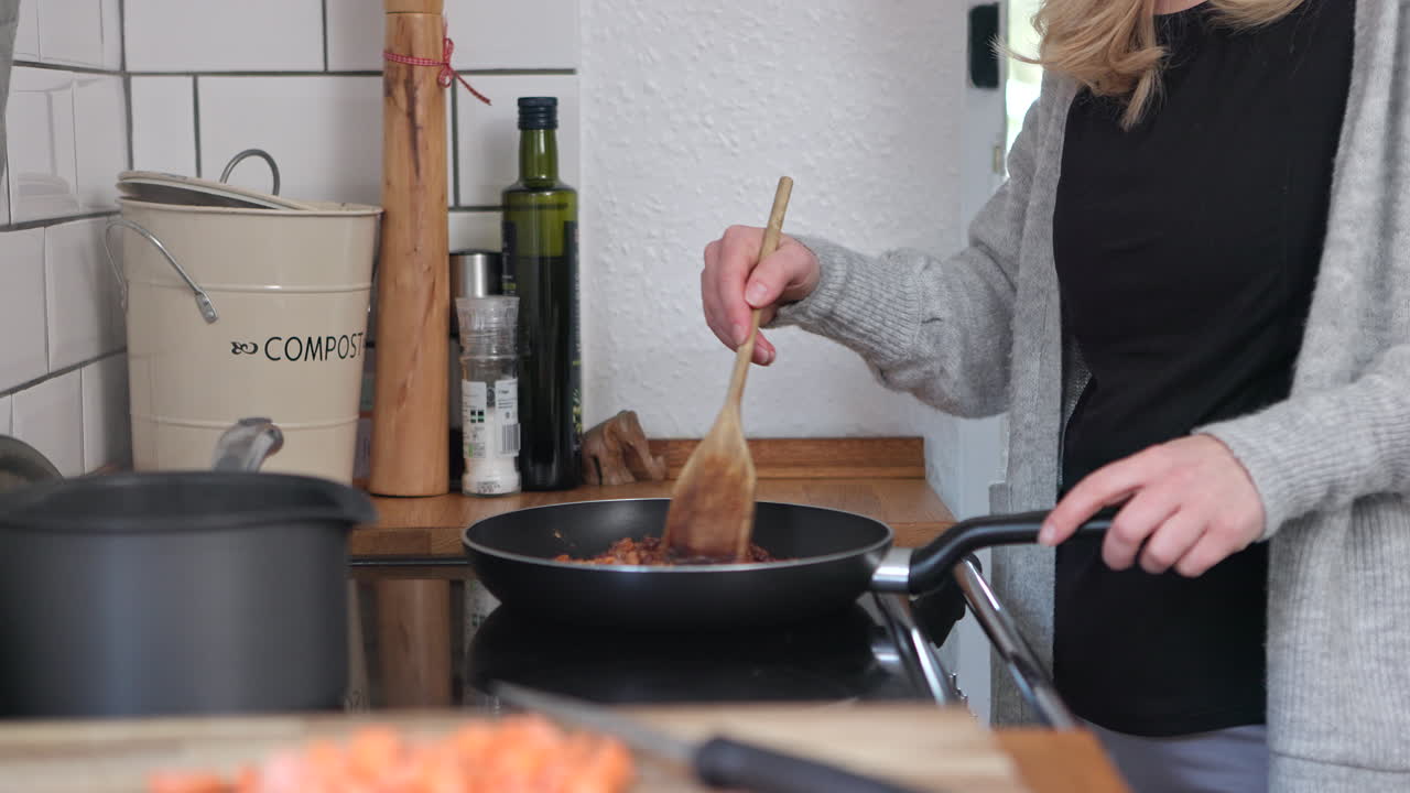 mujer cocinando en la cocina