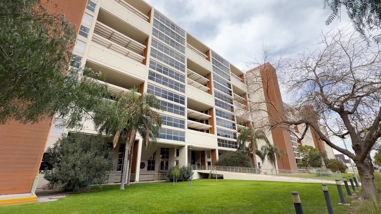Moderno edificio governativo Centro Civico con prato paesaggistico a San Juan, Argentina, con panoramica di presentazione a livello stradale.