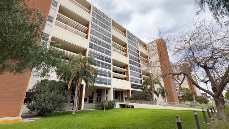 Moderno edificio governativo Centro Civico con prato paesaggistico a San Juan, Argentina, con panoramica di presentazione a livello stradale.