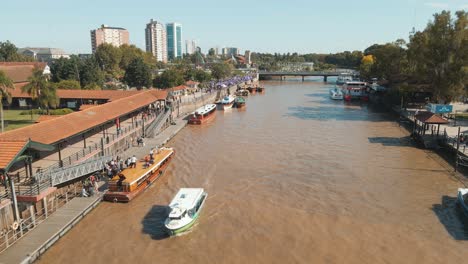 Luftaufnahme-Von-Booten,-Die-An-Der-Tigre-Flussstation-In-Der-Nähe-Der-Puente-Sacriste-Brücke-In-Tigre,-Buenos-Aires,-Argentinien,-Festgemacht-Haben