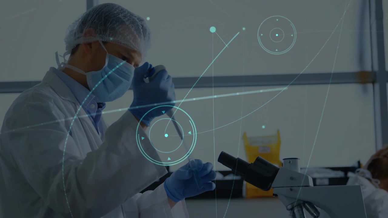 Técnico de laboratorio examinando un vial, luego pipeteando una muestra con una pipeta en el banco, con un HUD animado asistiendo el análisis
