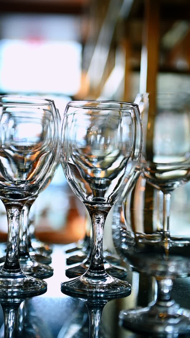 Prato de massa com frutos do mar e vinho branco. Massa com frutos do mar servida com uma taça de vinho branco em um ambiente aconchegante de restaurante