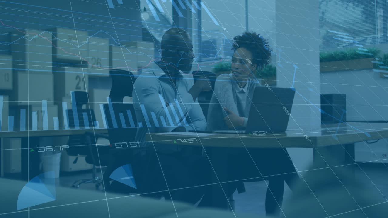 Femme appuyée sur un ordinateur portable pointant du doigt un homme qui analyse des graphiques d’entreprise superposés pour prendre des décisions