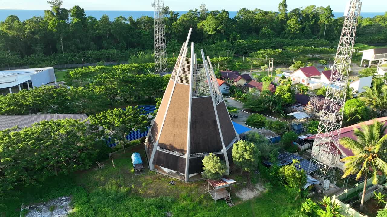 가톨릭 교회의 고 양식 건축물은 신앙의 건함을 상징하는 파란 하늘과 구름의 빛에 여 있습니다.