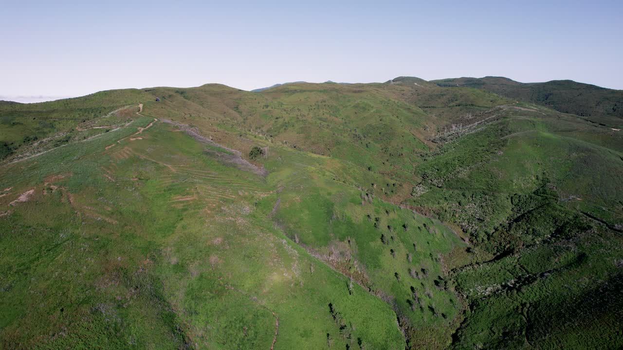 마데이라의 광대한 녹색 슬로프와 능선이 있는 높은 산