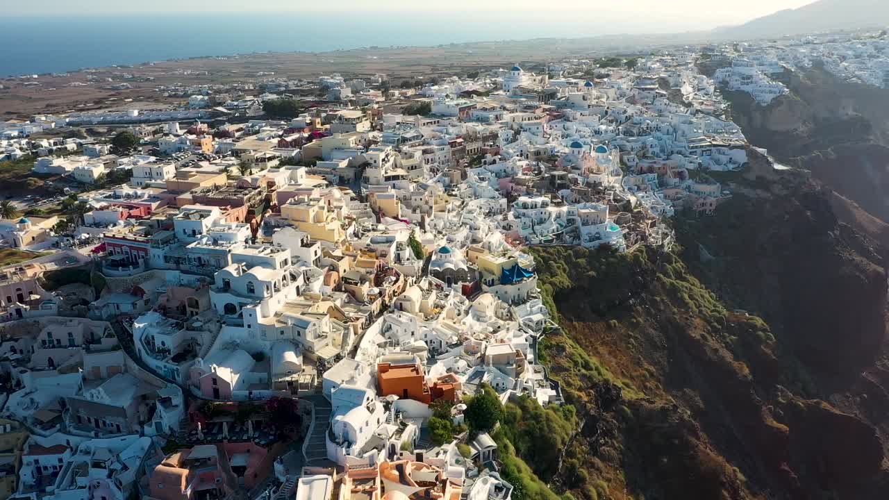 increíble puesta de sol de verano en santorini, ciudad de oia, islas cicládicas, grecia