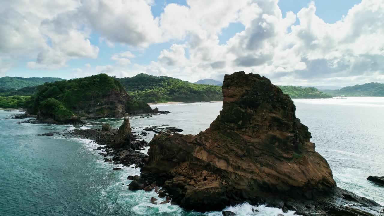 isla de piedra rocosa, costa de nicaragua, vuelo cercano de drones cinematográficos, naturaleza escénica