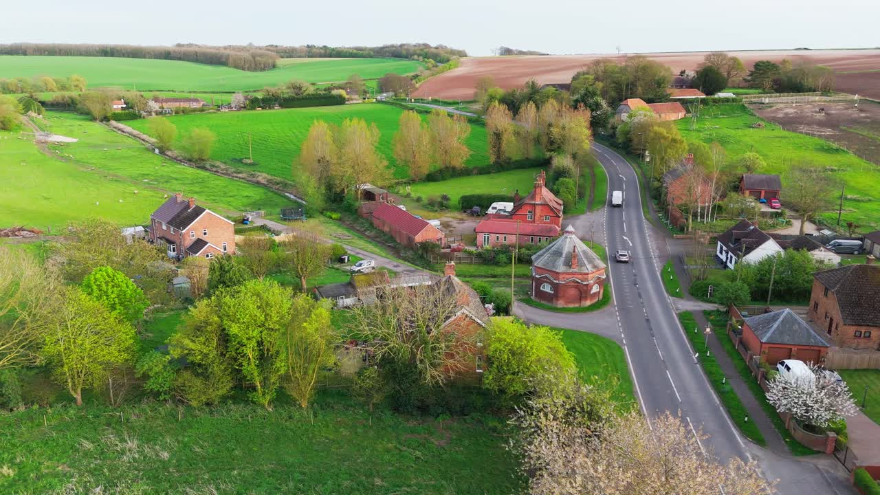 Droneopptak av en liten landsby i Lincolnshire ved navn Burwell i Storbritannia