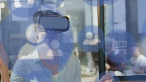 Animation-Von-Social-Media-Symbolen-über-Einer-Kaukasischen-Frau-Mit-VR-Headset