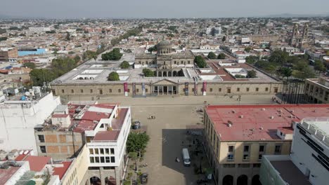 La-Basílica-del-Santísimo-Sacramento-With-Cityscape-Background-In-Guadalajara,-Jalisco,-Mexico