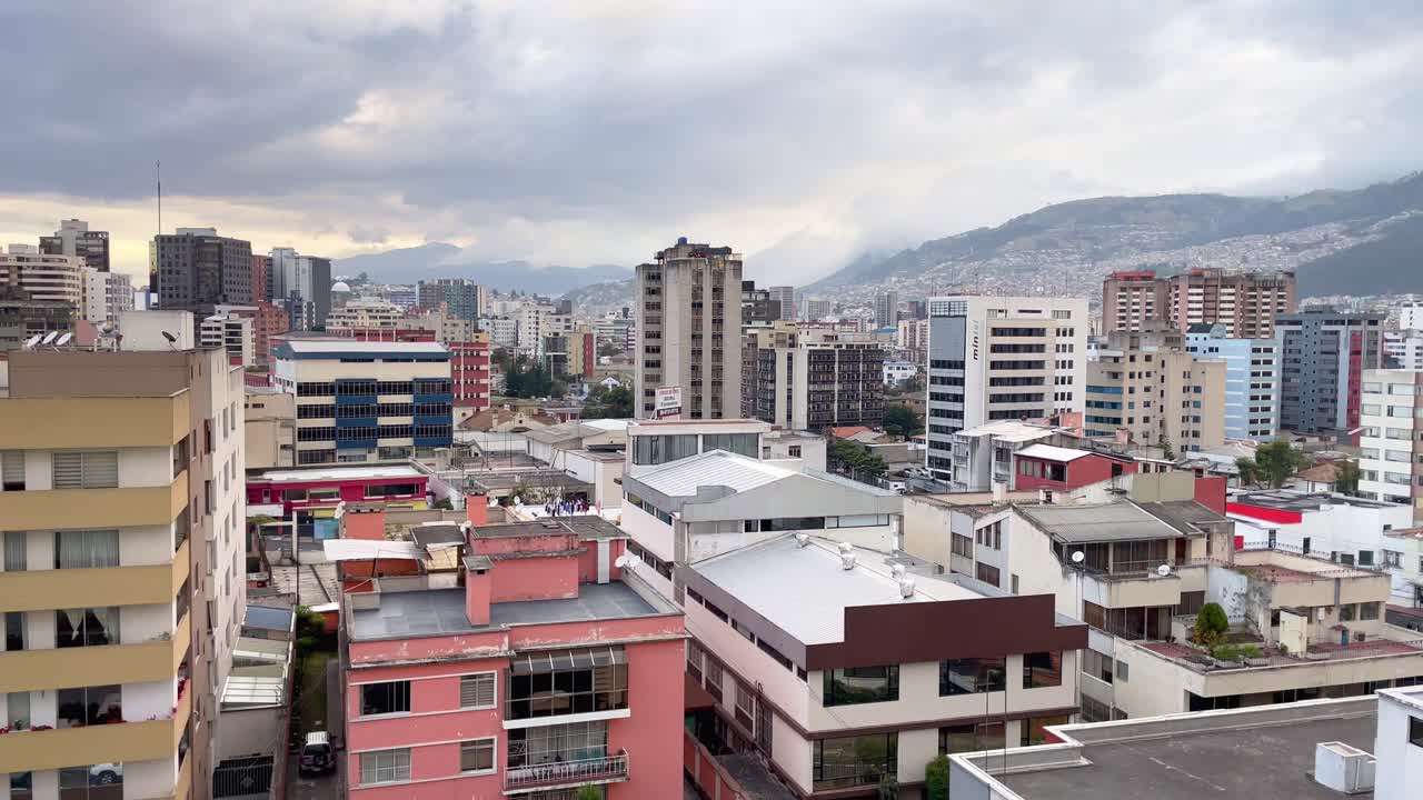Skyline di Quito in Ecuador sotto le nuvole e circondata da montagne