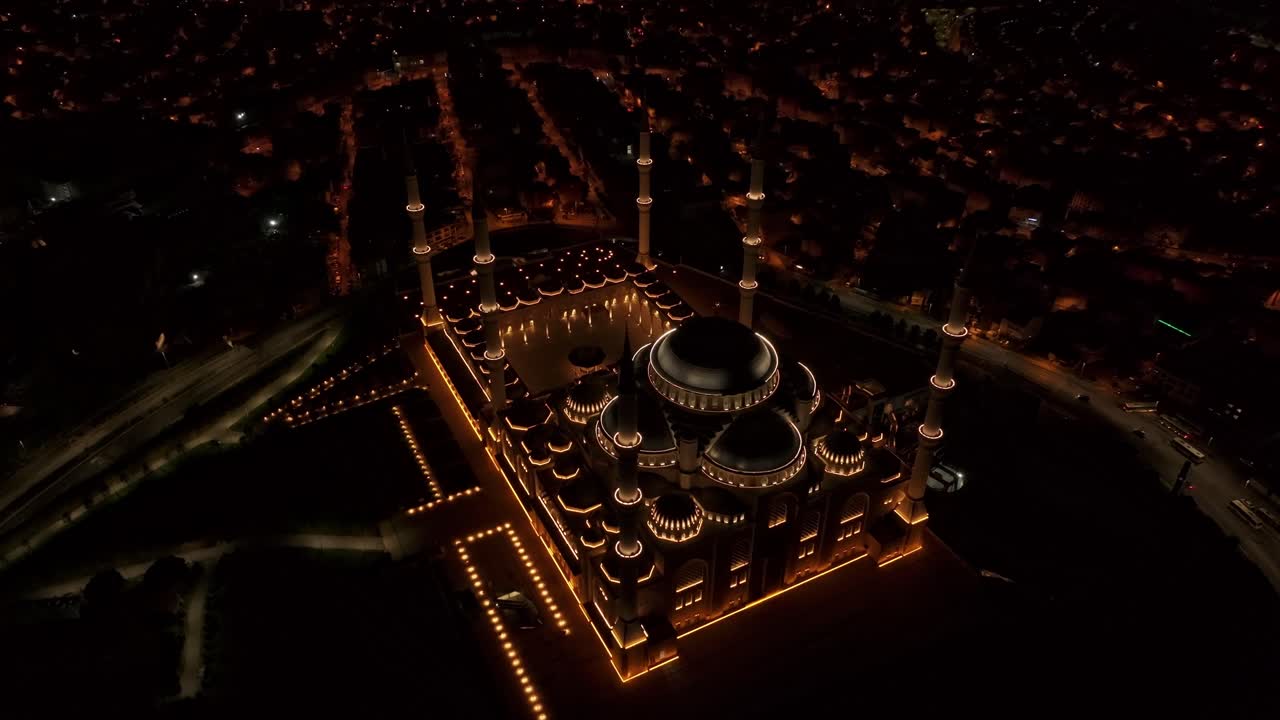 Ripresa aerea panoramica della Grande Moschea di Camlica, Istanbul, Turchia, di notte